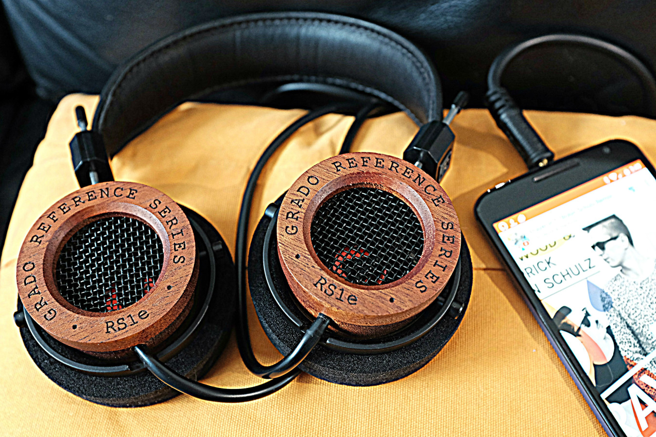 Grado Labs RS1e natural wood is a metaphor for the natural sound